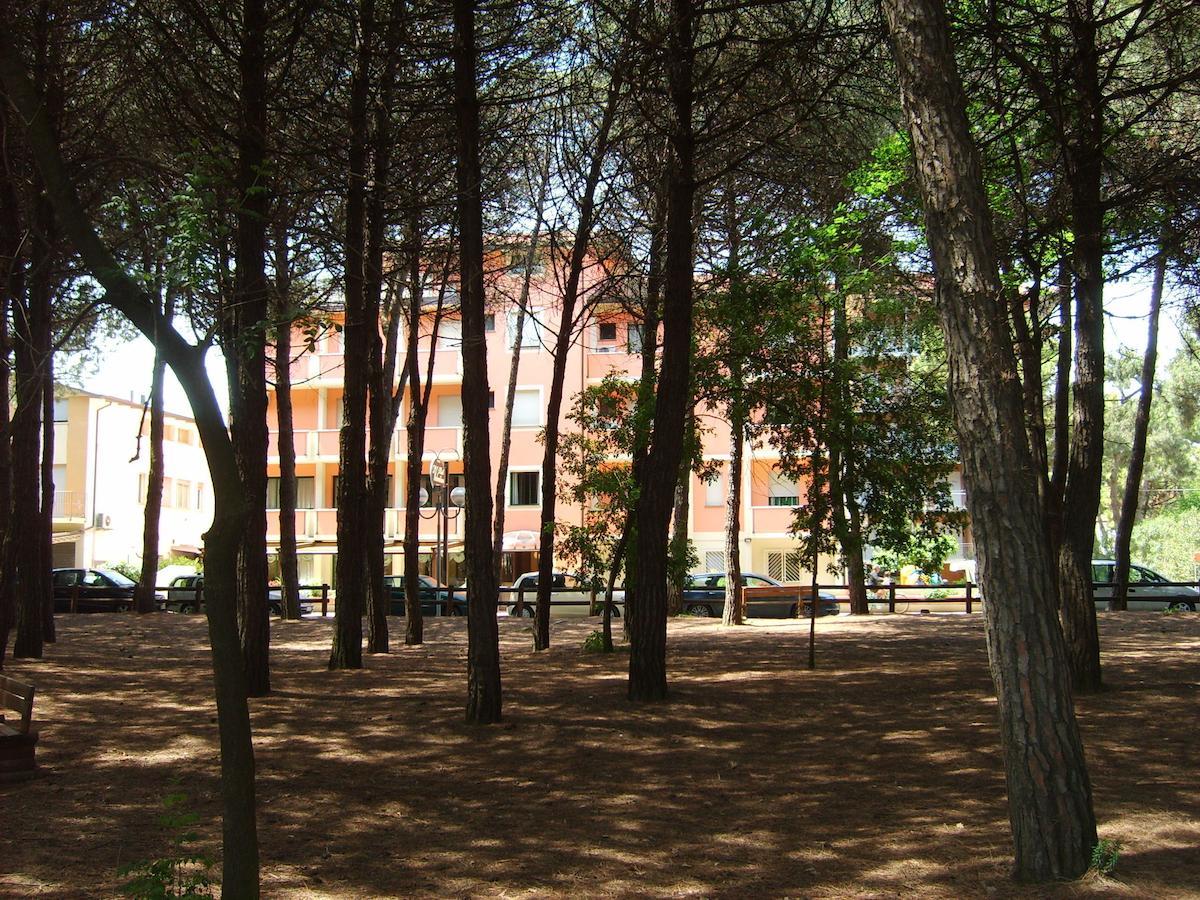 Hotel Valentino Pinarella Exterior foto